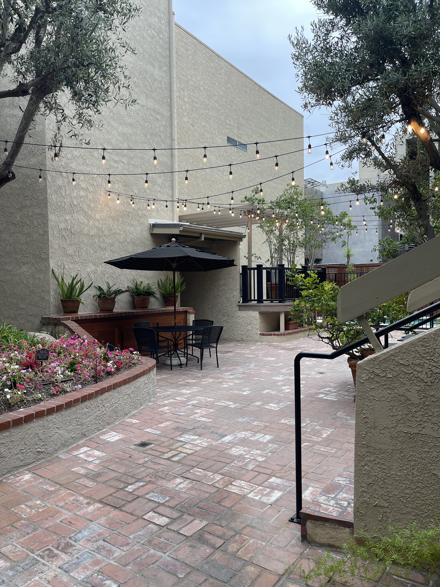 Complex Courtyard - 8960 Cynthia St
