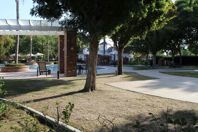 Building Photo - Northwest Bakersfield Home in the Village Green Community For Rent