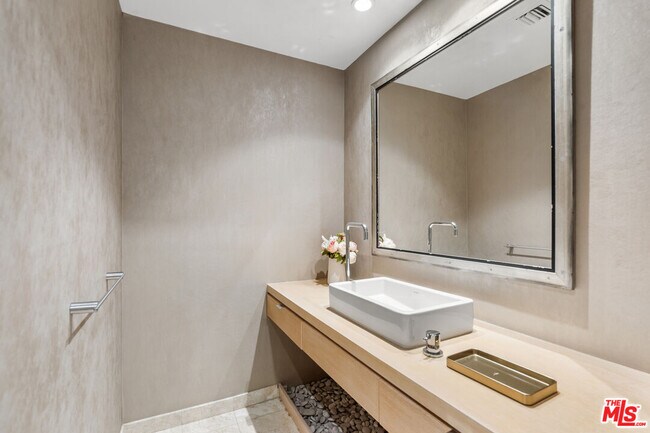 Building Photo - 4460 Wilshire Blvd