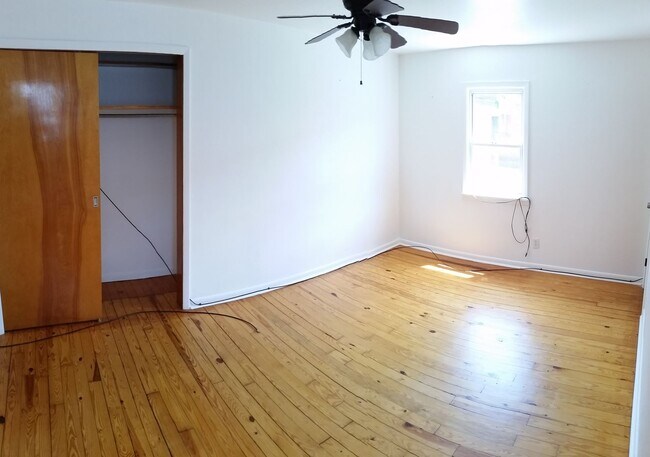 Building Photo - Southside Flats Recently Renovated 3 bedro...