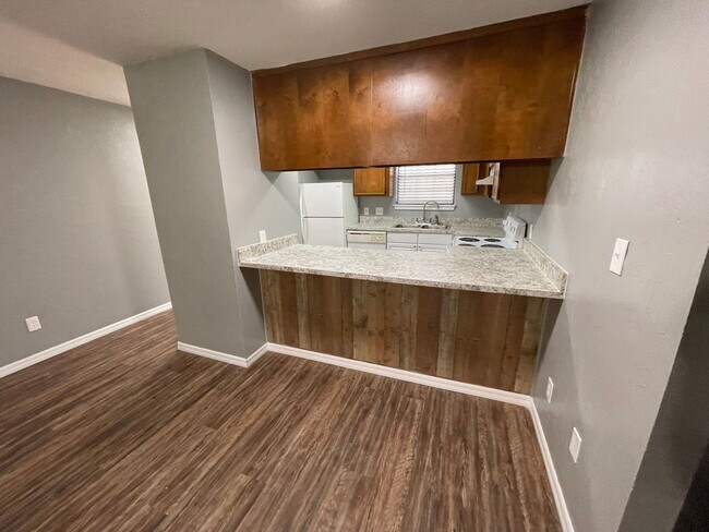 Building Photo - 2BED/2BATH DOWNSTAIRS NEAR GOV SQ