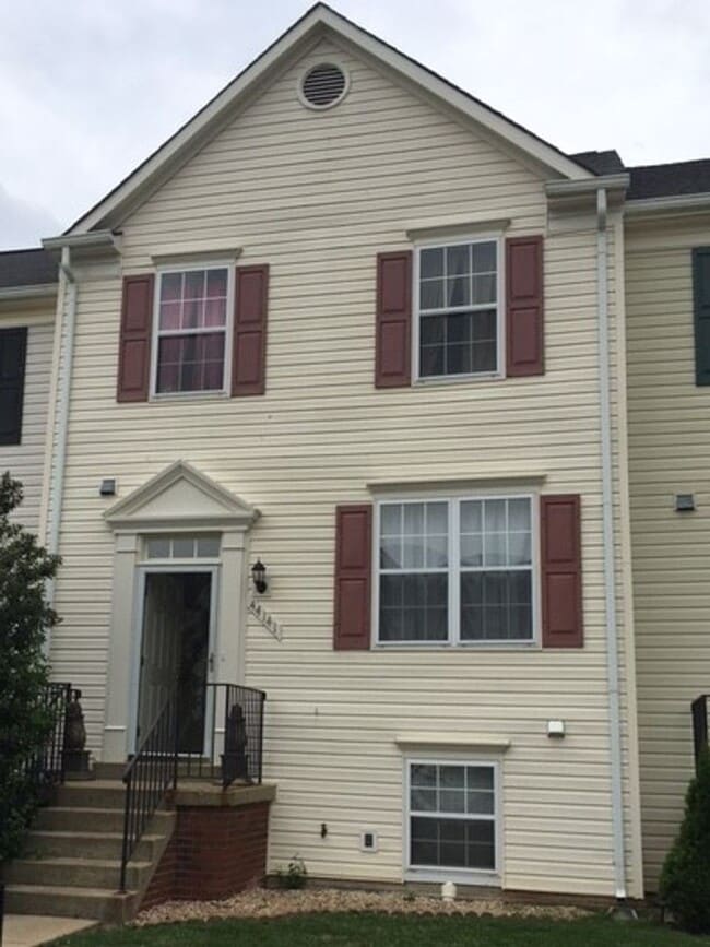 Primary Photo - Spacious 4 Bedroom 3.5 Bathroom with Deck ...