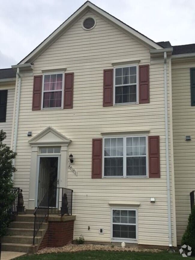 Building Photo - Spacious 4 Bedroom 3.5 Bathroom with Deck ...