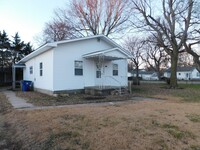 Building Photo - Great 2 bedroom/1 bath home with 2 car gar...