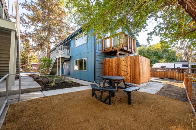 Building Photo - Affordable, Attractive 2-bed in a small Complex