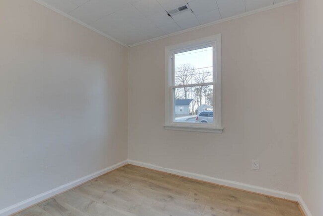 Building Photo - Charming Renovated Home with Modern Upgrades and Spacious Yard!