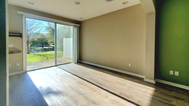 Building Photo - 3885 Buckthorne Dr