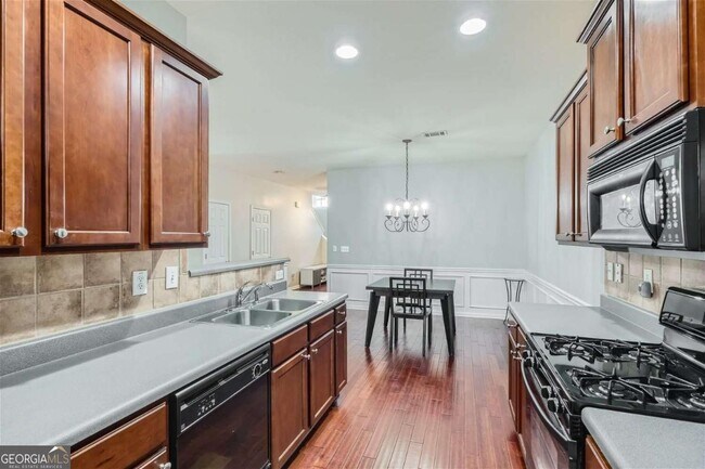 Building Photo - 2296 Leicester Way SE