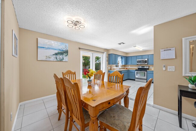 Building Photo - 2147 Sandalwood Dr