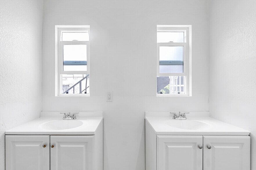 Building Photo - 321 E 84th St