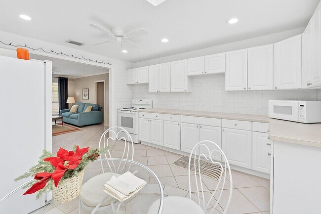 Building Photo - 115 Palamino Cir