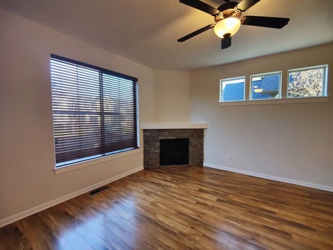 Building Photo - Beautiful 3x2.5 with fenced patio and upstairs bonus area