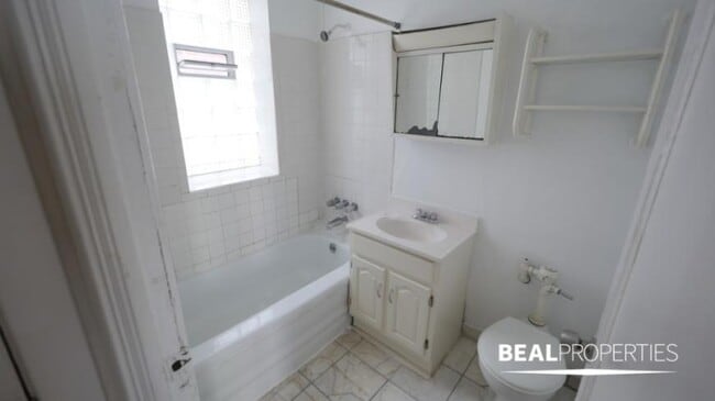 Building Photo - 1 bedroom in CHICAGO IL 60657