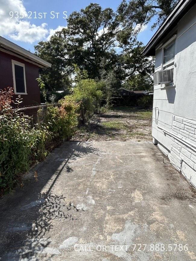 Building Photo - 935 21st St S