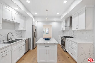 Building Photo - 851 N San Vicente Blvd