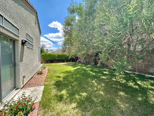 Building Photo - Darling one story home