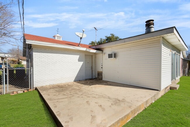 Building Photo - North Central Greater Harmony Hills Area