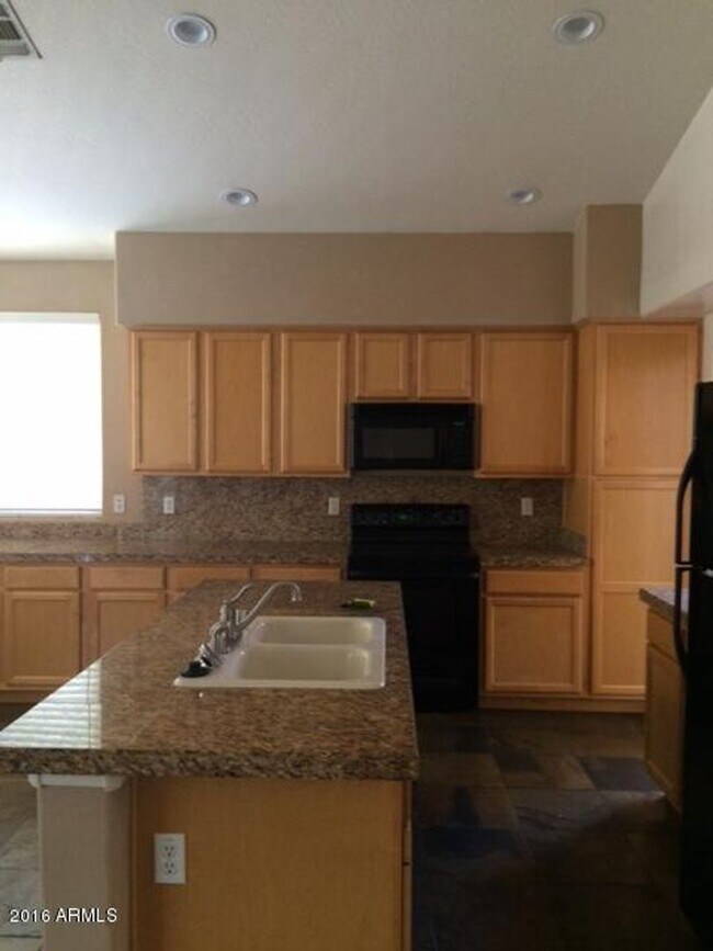 Building Photo - 682 W Raven Dr