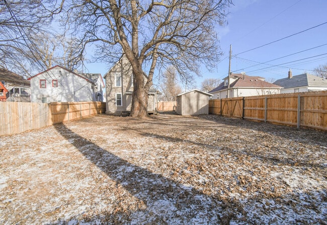 Building Photo - 817 W 12th St