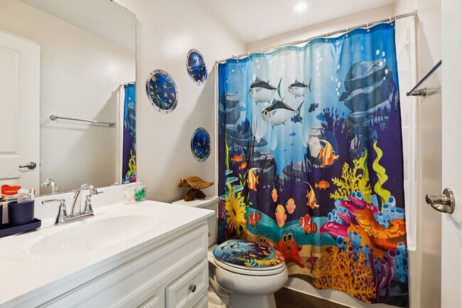 Building Photo - Chesapeake, 3 bedrooms, End Unit- Quick Mo...