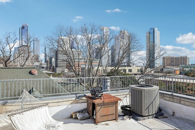 City skyline - 1106 W 6th St