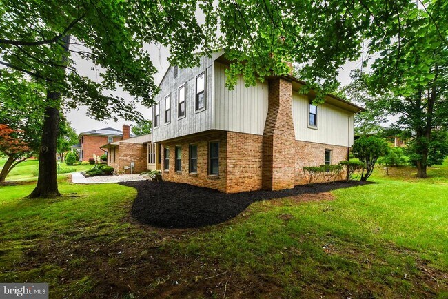 Building Photo - 1423 Albert Dr