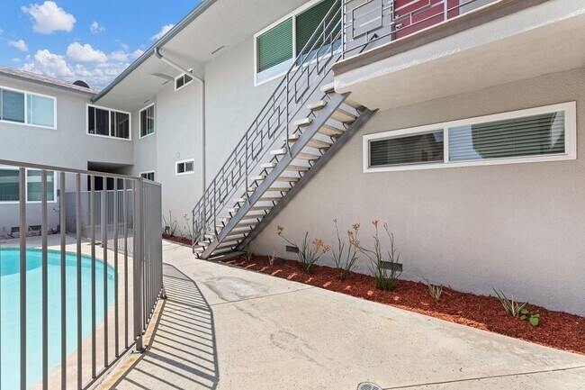 Building Photo - Huntington Villas