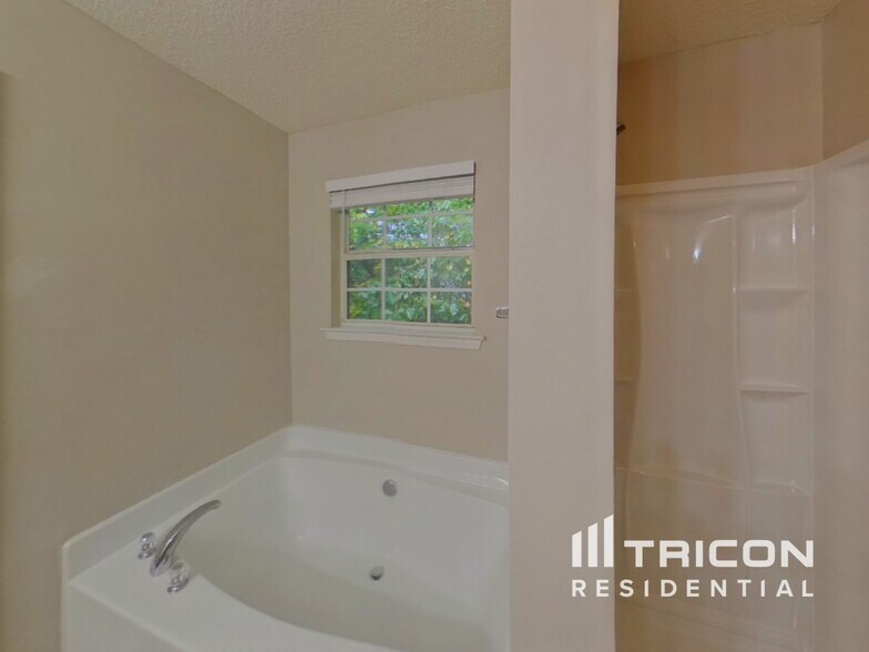 Building Photo - 7913 Four Oaks Ct