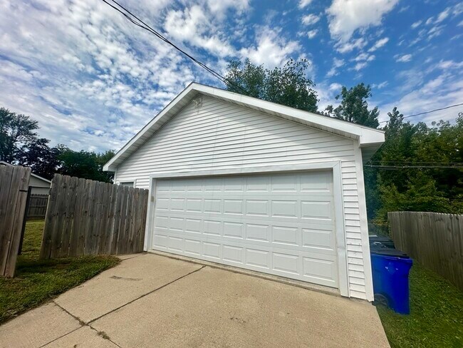 Building Photo - 2416 Towne House Dr NE