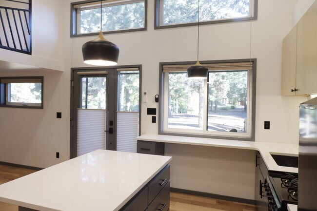 Building Photo - Unique Tiny Home in Hiatus neighborhood cl...