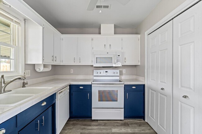 Building Photo - Pet-Friendly | Large Fenced Yard in North Wilmington