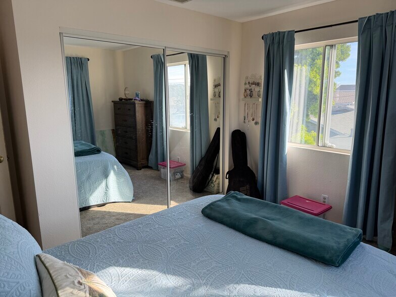 Building Photo - 14902 Eastwood Ave