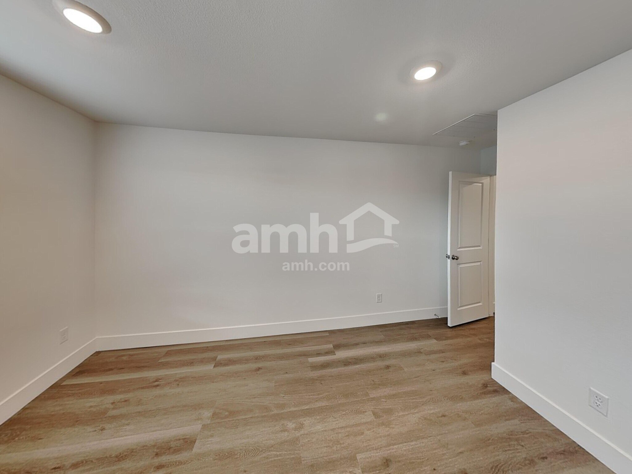 Building Photo - 5879 Vaes Dothrak St