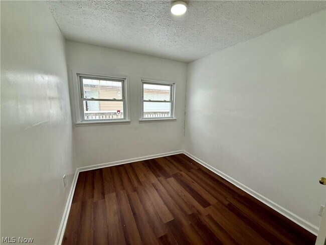 Building Photo - 883 Kickapoo Ave