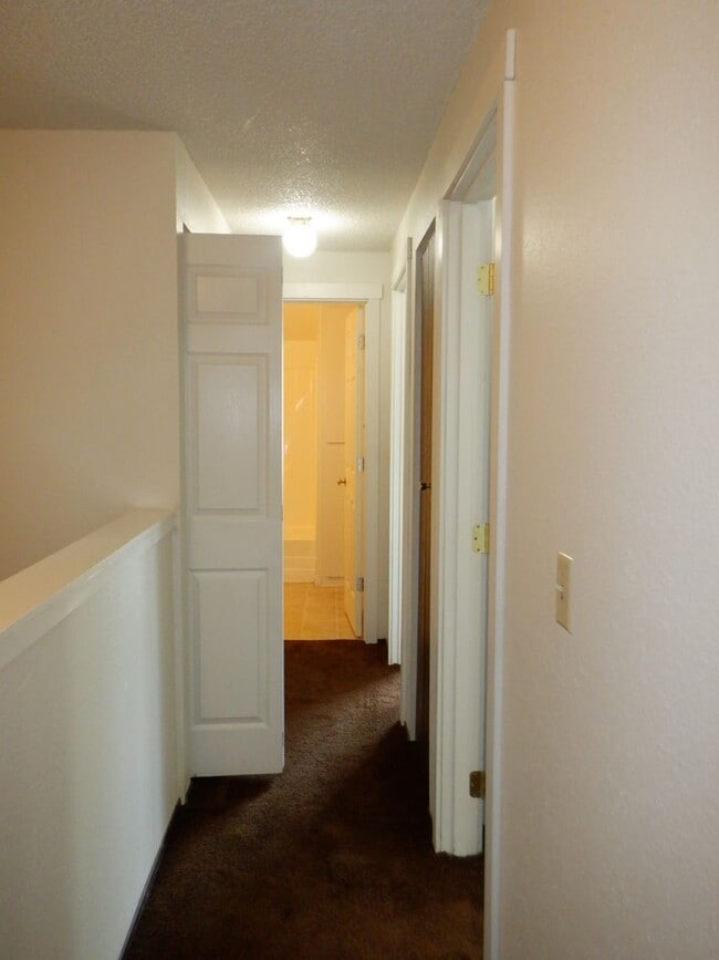 Building Photo - NE Bend 2bed/1.5bath Townhome near St Charles