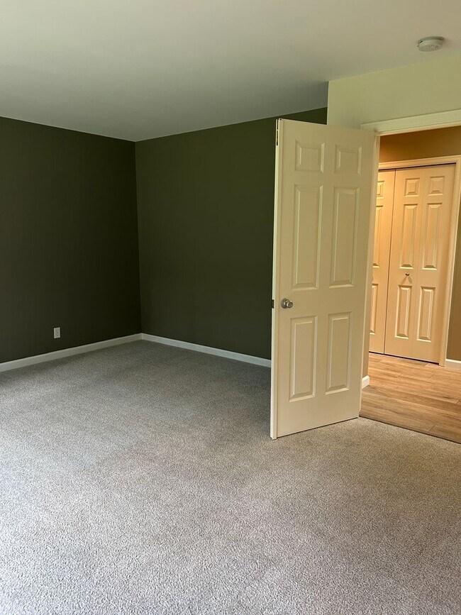 Building Photo - 3bd/2.5ba Redmond Home