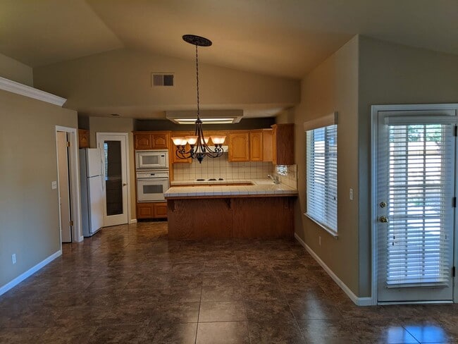 Building Photo - Wonderful home close to Clovis North and Copper River offering a large backyard, updated fixtures...