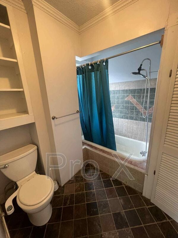 Building Photo - 2628 E 8th St