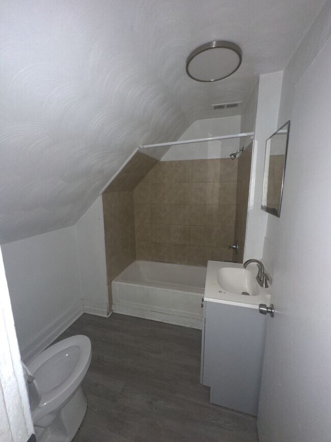 Building Photo - Single Family Home Available Almost Immediately!