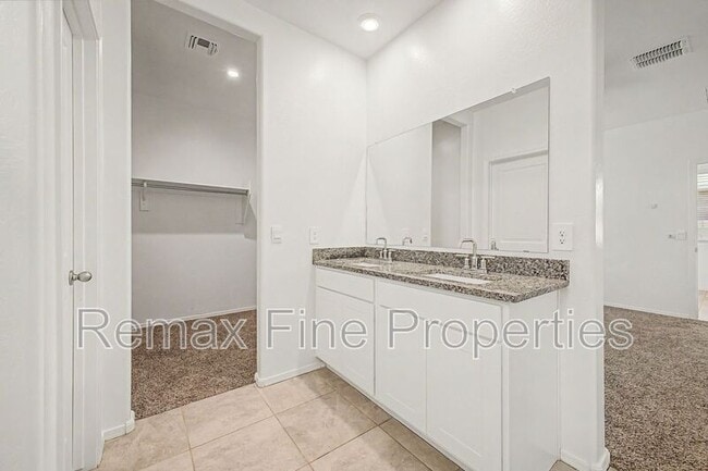 Building Photo - 1566 E Fletcher Dr