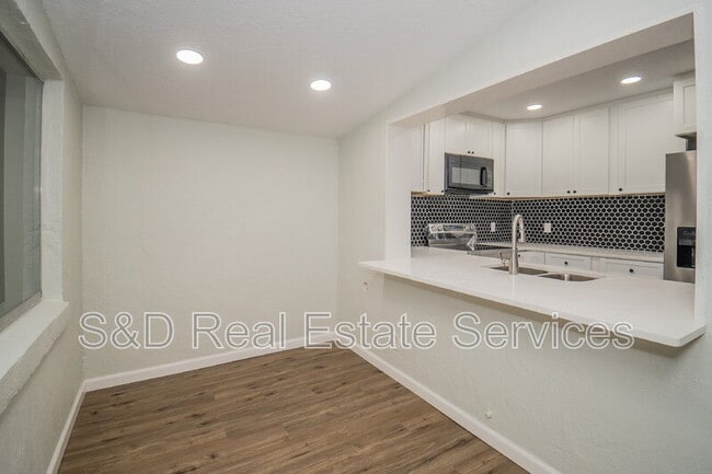 Building Photo - 304 La Serena St