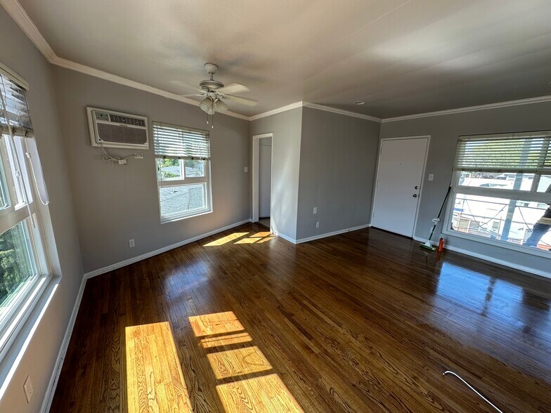 Building Photo - 5804 W 78th Pl