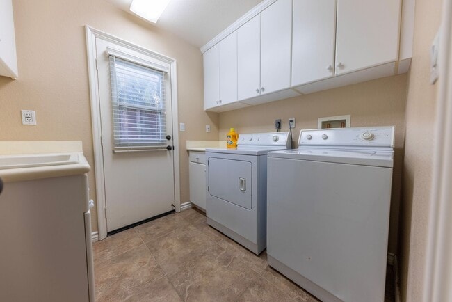 Building Photo - Beautiful 4 Bedroom 4 Bath House with Pool & Spa in Arroyo Vista