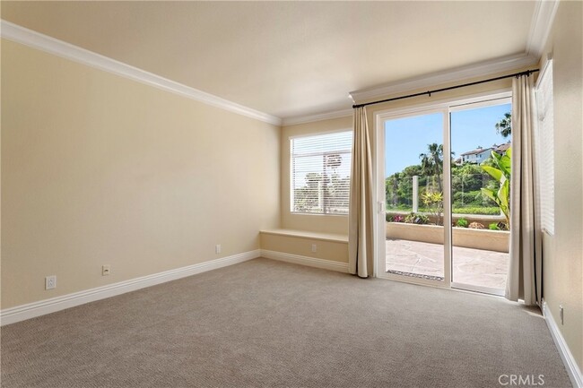 Building Photo - 11 Reina