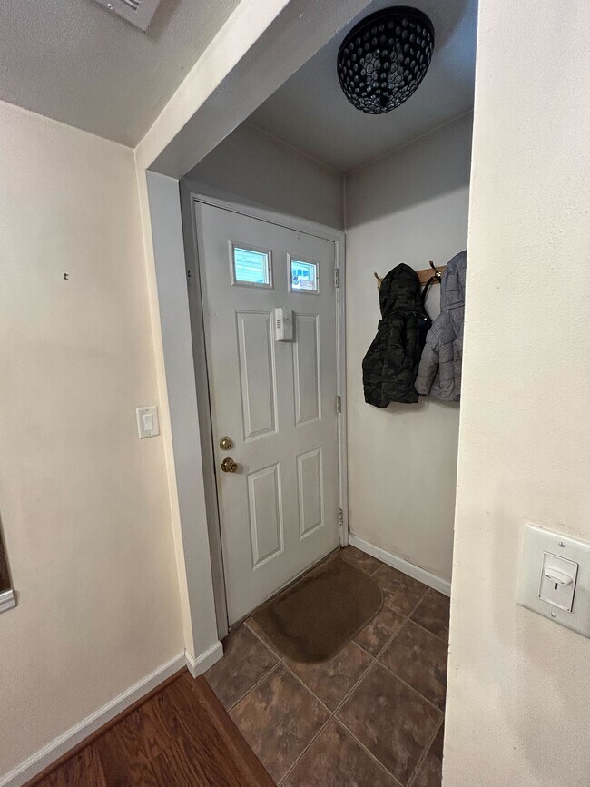 Building Photo - 15 Pointe Cir S