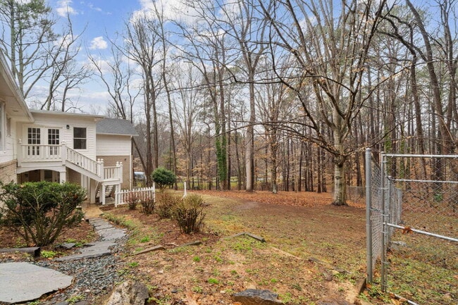 Building Photo - Spacious and Unique 5-Bedroom Home in Chapel Hill!