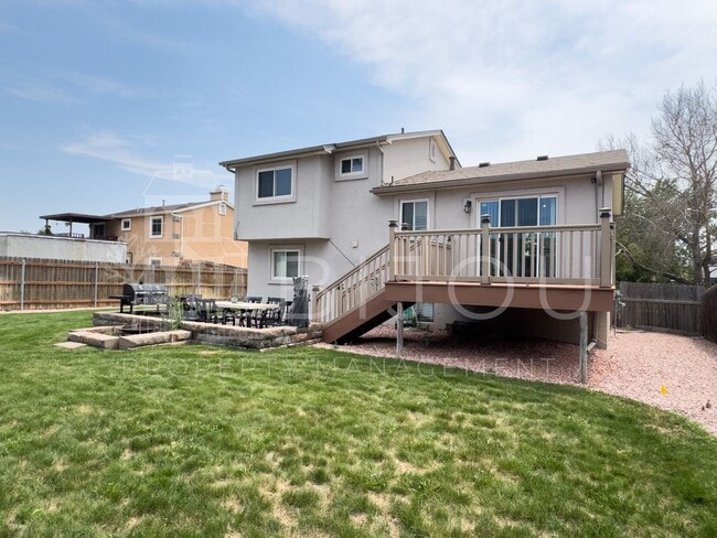 Building Photo - Conveniently Located Tri-Level