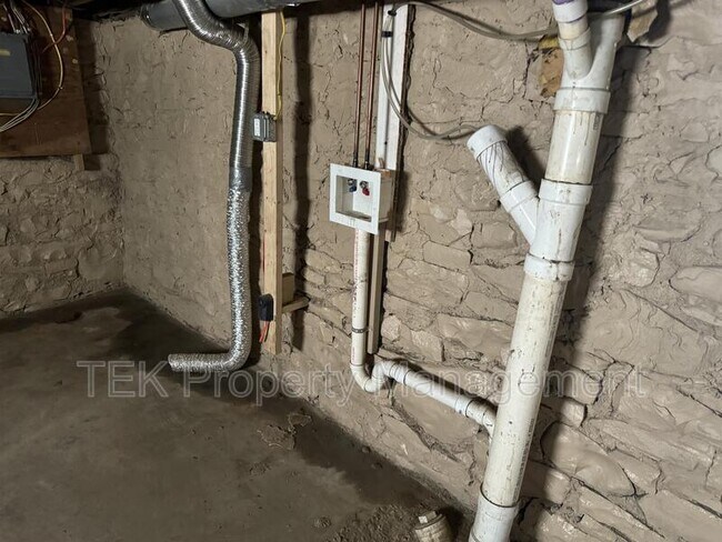 Building Photo - 126 Parsells Ave