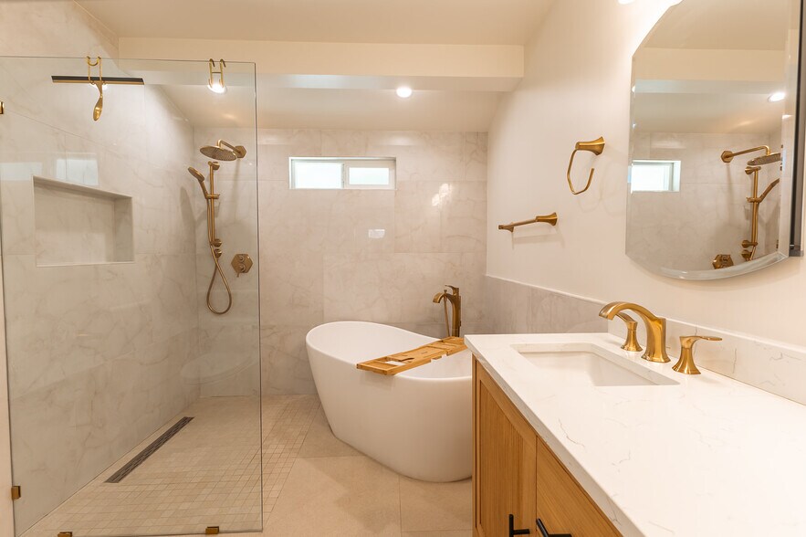 Master shower with solo bath tub - 7246 Hatillo Ave
