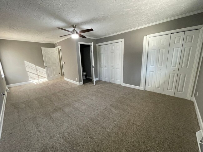 Building Photo - Huge home with bonus room and fenced in ba...